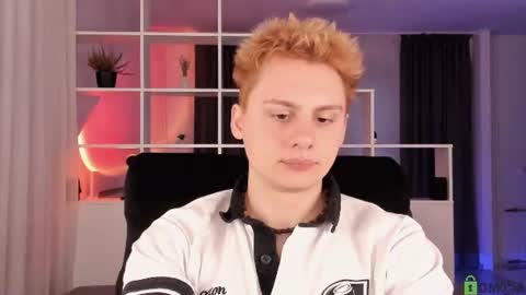 Snapshot of sunburn_boy chatting on July 18, 6:01 pm Emilio online show from July 18, 6:01 pm