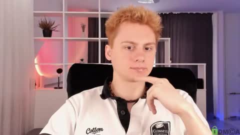 Snapshot of sunburn_boy chatting on July 19, 6:28 am Emilio online show from July 19, 6:28 am