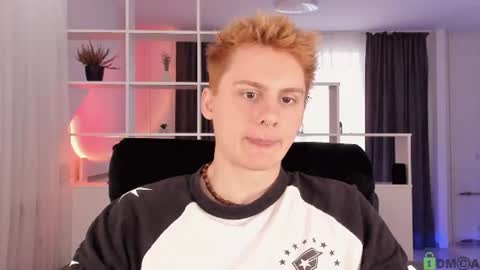 Snapshot of sunburn_boy chatting on July 21, 7:00 am Emilio online show from July 21, 7:00 am