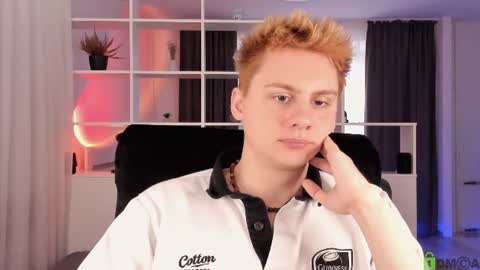 Snapshot of sunburn_boy chatting on July 28, 6:53 am Emilio online show from July 28, 6:53 am