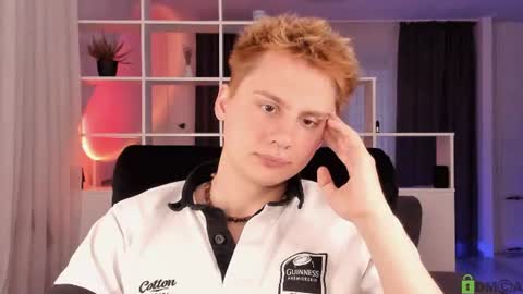 Snapshot of sunburn_boy chatting on July 30, 5:34 pm Emilio online show from July 30, 5:34 pm