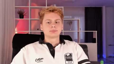 Snapshot of sunburn_boy chatting on August 5, 5:05 pm Emilio online show from August 5, 5:05 pm