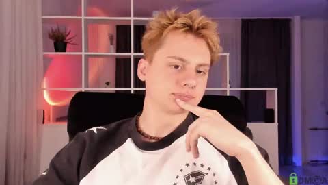 Snapshot of sunburn_boy chatting on August 6, 5:37 pm Emilio online show from August 6, 5:37 pm