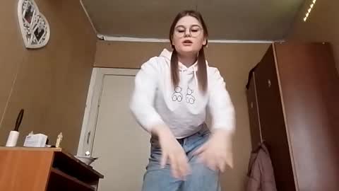 Snapshot of sundayquicksall chatting on November 5, 6:02 am I am Lana Can we hit 10 Thumbs Up in first day online show from November 5, 6:02 am