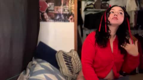 Snapshot of sunflowerxo chatting on December 18, 6:52 am Sofie online show from December 18, 6:52 am