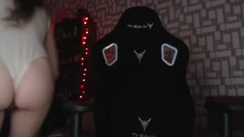 Snapshot of sunloveandwe chatting on October 23, 4:50 pm Mistress Eve online show from October 23, 4:50 pm