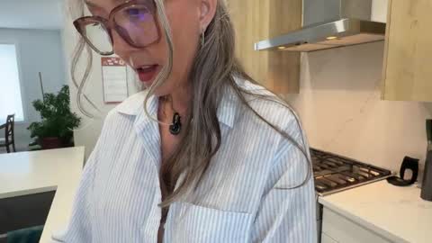 Hi Im Sunnie - Next show Friday August 1 online show from May 5, 7:00 pm