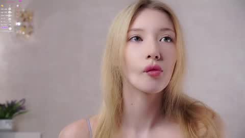 Snapshot of sunnmoonn chatting on May 18, 2:34 pm Lily online show from May 18, 2:34 pm