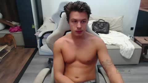 Snapshot of sunny1girl chatting on October 21, 6:25 am Alice and Sergey online show from October 21, 6:25 am