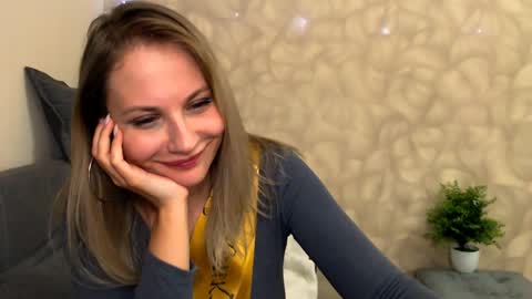 Snapshot of sunny_bunny6 chatting on December 8, 10:47 pm Naomi online show from December 8, 10:47 pm