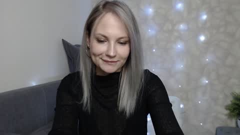 Snapshot of sunny_bunny6 chatting on December 12, 9:04 pm Naomi online show from December 12, 9:04 pm