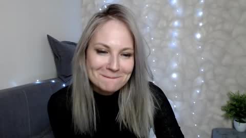 Snapshot of sunny_bunny6 chatting on December 13, 12:09 am Naomi online show from December 13, 12:09 am