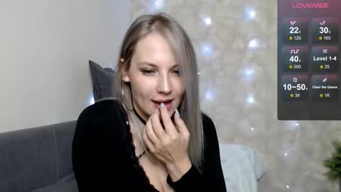 Snapshot of sunny_bunny6 chatting on December 13, 6:38 pm Naomi online show from December 13, 6:38 pm