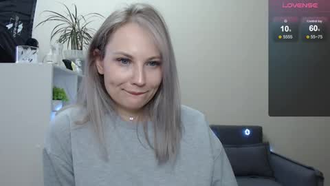 Snapshot of sunny_bunny6 chatting on December 18, 8:42 am Naomi online show from December 18, 8:42 am