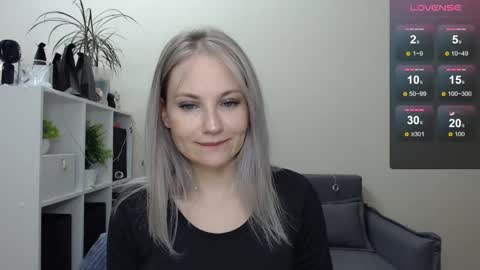 Snapshot of sunny_bunny6 chatting on January 2, 11:16 pm Naomi online show from January 2, 11:16 pm