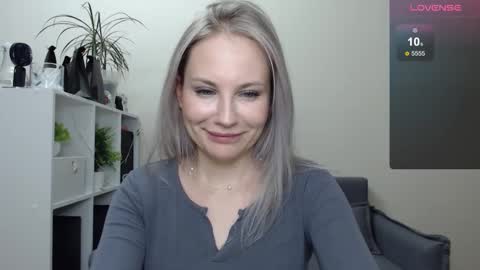 Snapshot of sunny_bunny6 chatting on January 3, 2:21 am Naomi online show from January 3, 2:21 am