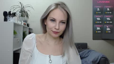 Snapshot of sunny_bunny6 chatting on January 8, 5:48 am Naomi online show from January 8, 5:48 am