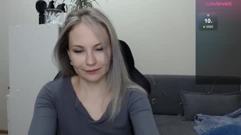 Snapshot of sunny_bunny6 chatting on January 9, 3:12 pm Naomi online show from January 9, 3:12 pm