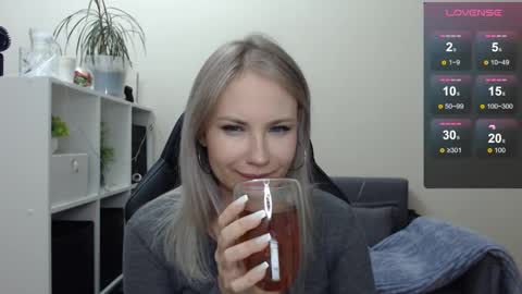 Snapshot of sunny_bunny6 chatting on January 19, 4:01 am Naomi online show from January 19, 4:01 am