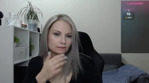 Snapshot of sunny_bunny6 chatting on January 20, 9:43 pm Naomi online show from January 20, 9:43 pm