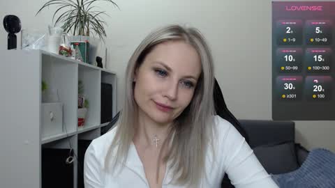 Snapshot of sunny_bunny6 chatting on January 27, 1:26 am Naomi online show from January 27, 1:26 am