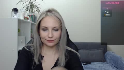 Snapshot of sunny_bunny6 chatting on January 28, 7:00 pm Naomi online show from January 28, 7:00 pm