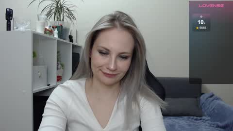 Snapshot of sunny_bunny6 chatting on February 1, 8:37 pm Naomi online show from February 1, 8:37 pm