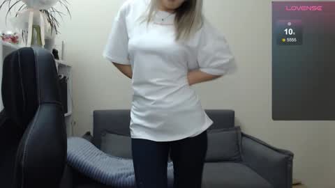 Snapshot of sunny_bunny6 chatting on February 18, 1:00 pm Naomi online show from February 18, 1:00 pm