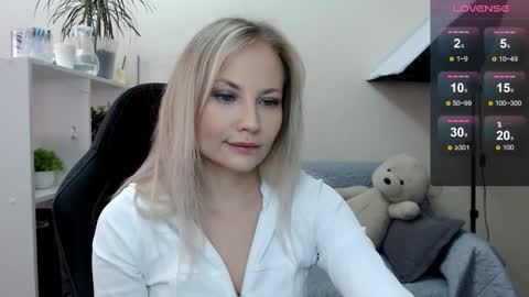 Snapshot of sunny_bunny6 chatting on October 6, 6:00 am Naomi online show from October 6, 6:00 am