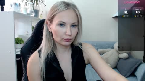 Snapshot of sunny_bunny6 chatting on October 7, 10:45 am Naomi online show from October 7, 10:45 am