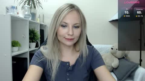 Snapshot of sunny_bunny6 chatting on October 16, 1:39 am Naomi online show from October 16, 1:39 am