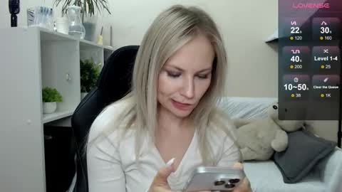 Snapshot of sunny_bunny6 chatting on October 17, 2:48 am Naomi online show from October 17, 2:48 am