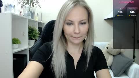 Snapshot of sunny_bunny6 chatting on October 20, 4:57 am Naomi online show from October 20, 4:57 am