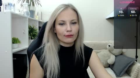 Snapshot of sunny_bunny6 chatting on October 22, 4:35 am Naomi online show from October 22, 4:35 am