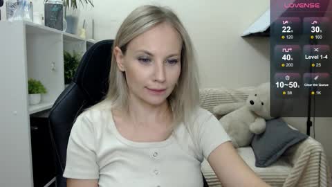 Snapshot of sunny_bunny6 chatting on October 24, 2:41 am Naomi online show from October 24, 2:41 am