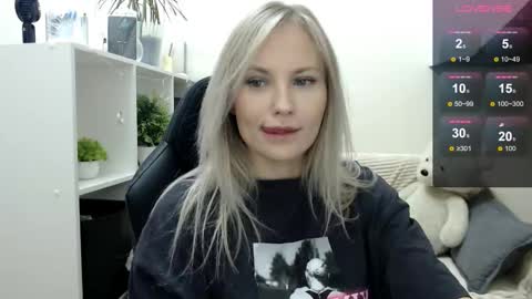 Snapshot of sunny_bunny6 chatting on October 28, 3:54 am Naomi online show from October 28, 3:54 am