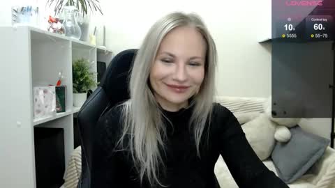 Snapshot of sunny_bunny6 chatting on November 11, 5:02 pm Naomi online show from November 11, 5:02 pm