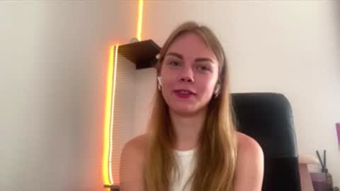 Snapshot of sunny_gaze chatting on July 31, 9:09 am sunny_gaze online show from July 31, 9:09 am