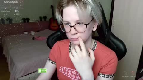 Snapshot of sunny_mood chatting on April 26, 6:44 am sunny mood online show from April 26, 6:44 am