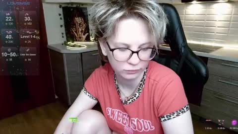 Snapshot of sunny_mood chatting on May 17, 4:10 am sunny mood online show from May 17, 4:10 am