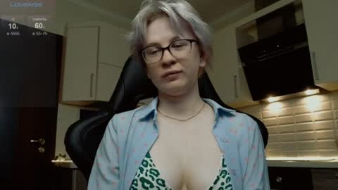 Snapshot of sunny_mood chatting on June 29, 5:25 am sunny mood online show from June 29, 5:25 am
