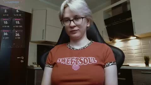 Snapshot of sunny_mood chatting on July 9, 7:01 am sunny mood online show from July 9, 7:01 am