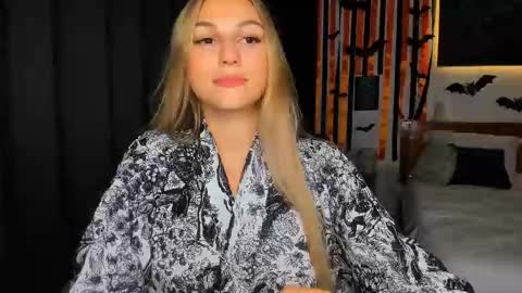 Snapshot of sunsetwithava chatting on November 7, 7:08 am sunsetwithava online show from November 7, 7:08 am