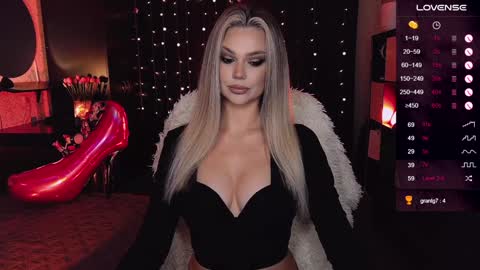 Snapshot of sunshine_vibes chatting on January 4, 2:25 am Mistress Molly online show from January 4, 2:25 am