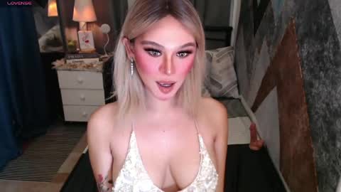 Snapshot of superh0tangelxx chatting on June 5, 2:07 am CARMINA online show from June 5, 2:07 am