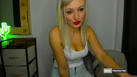 Snapshot of supernatalie chatting on June 4, 5:19 pm Natalie online show from June 4, 5:19 pm
