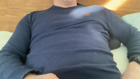 Snapshot of surfstar81 chatting on November 23, 8:36 am surfstar81 online show from November 23, 8:36 am