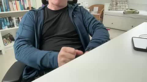 Snapshot of surfstar81 chatting on November 28, 9:23 am surfstar81 online show from November 28, 9:23 am