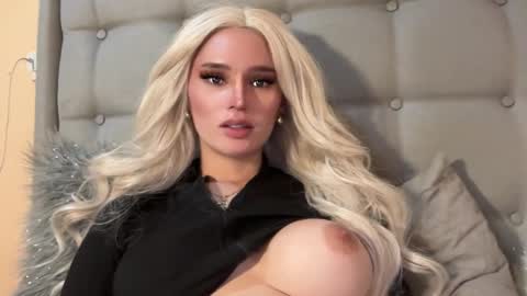 Snapshot of surprisecockmia chatting on December 6, 4:25 am Mia online show from December 6, 4:25 am