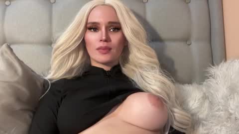 Snapshot of surprisecockmia chatting on January 10, 7:57 am Mia online show from January 10, 7:57 am